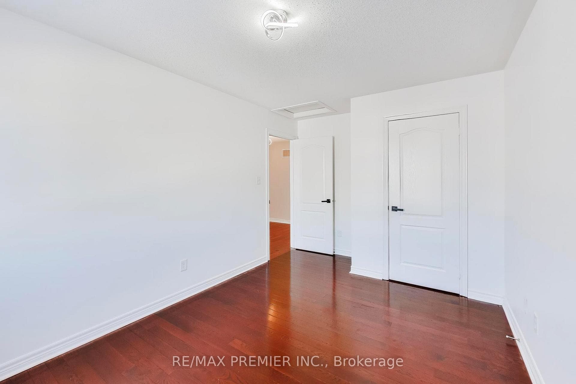 135 Richard Coulson Crescent photo 25