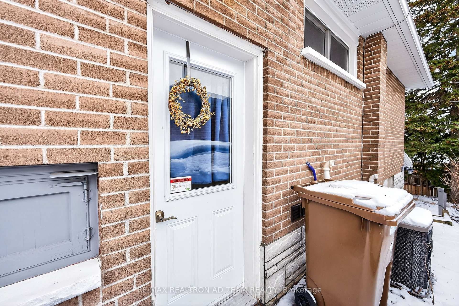 384 Elizabeth Street photo 18