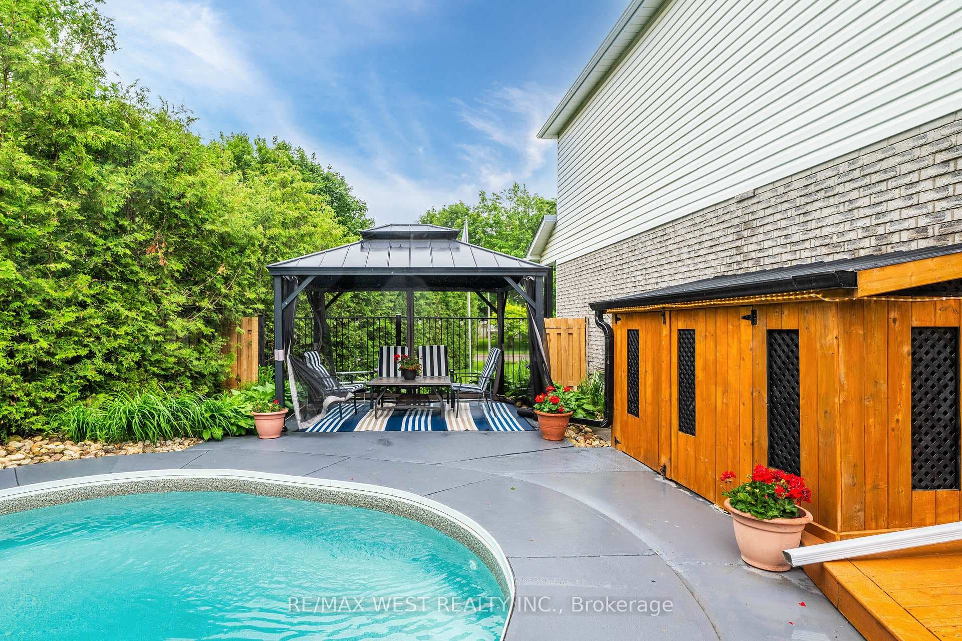 203 Elizabeth Crescent photo 34