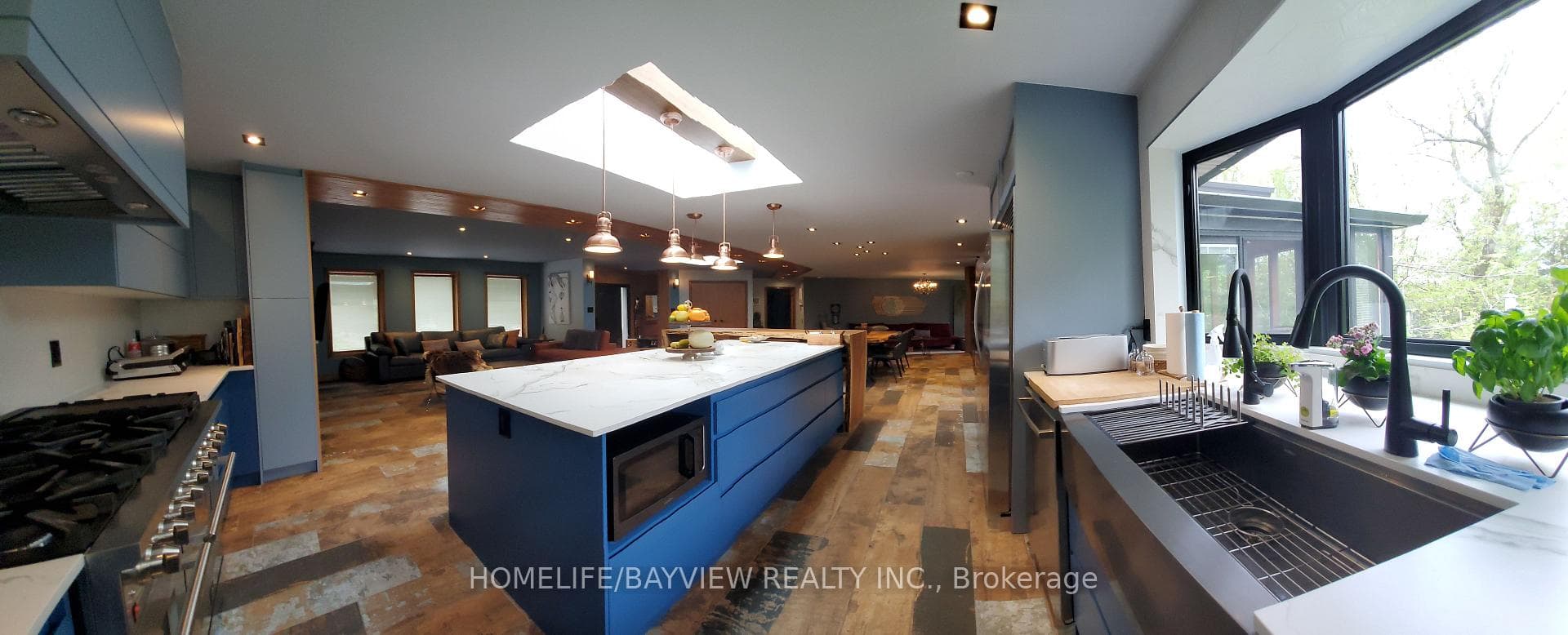 viewing kitche, island, wet bar,family rm