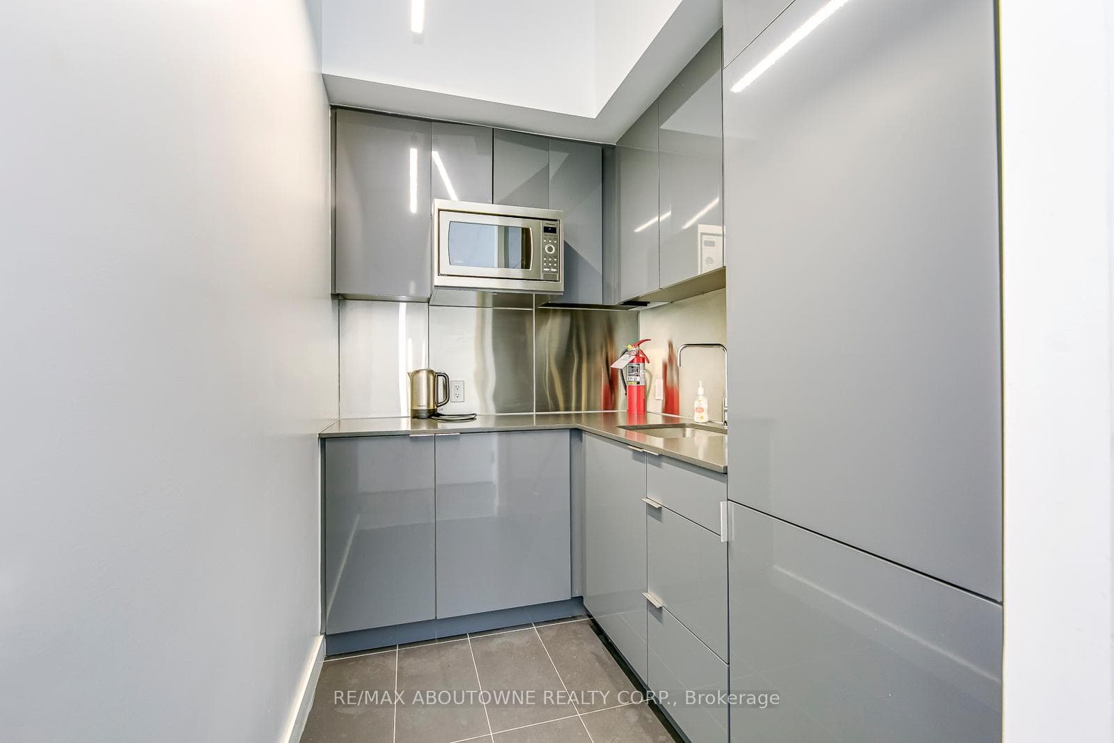 185 Roehampton Avenue Unit 902 photo 30