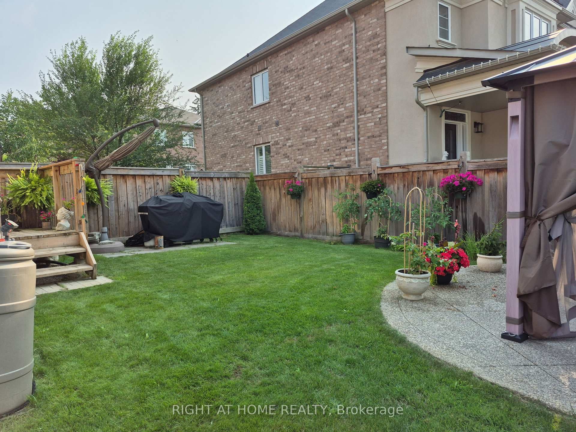 102 Upper Canada Court photo 37
