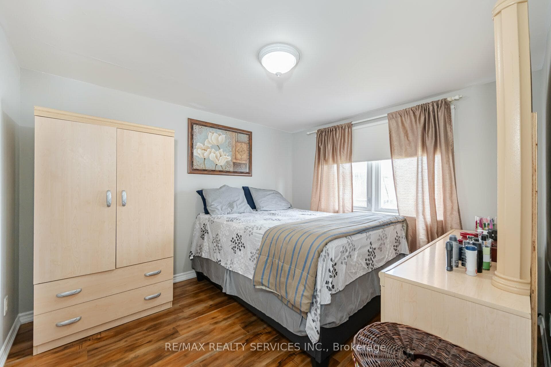 69 Town House Crescent photo 14