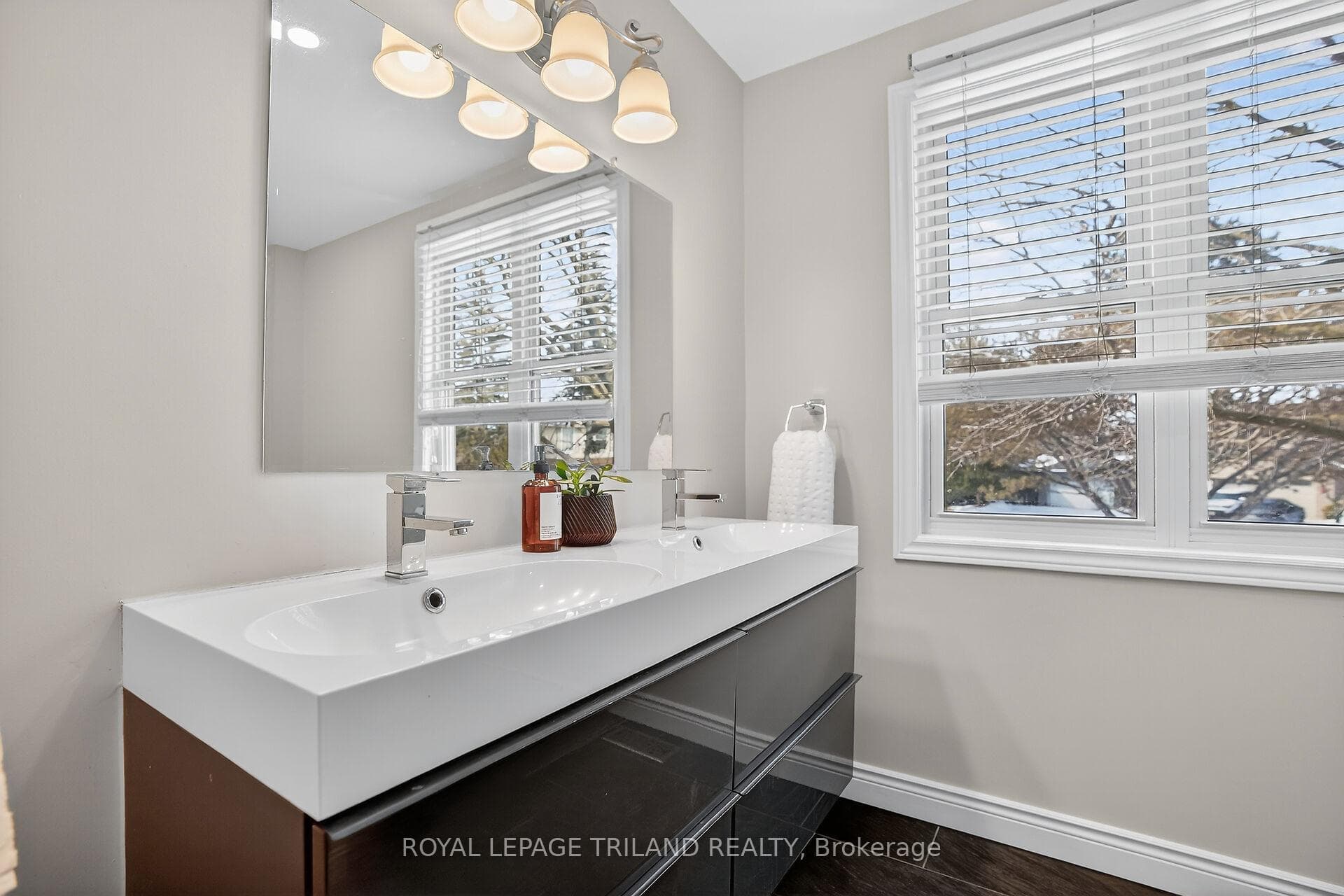 Upper Floor: Bathroom