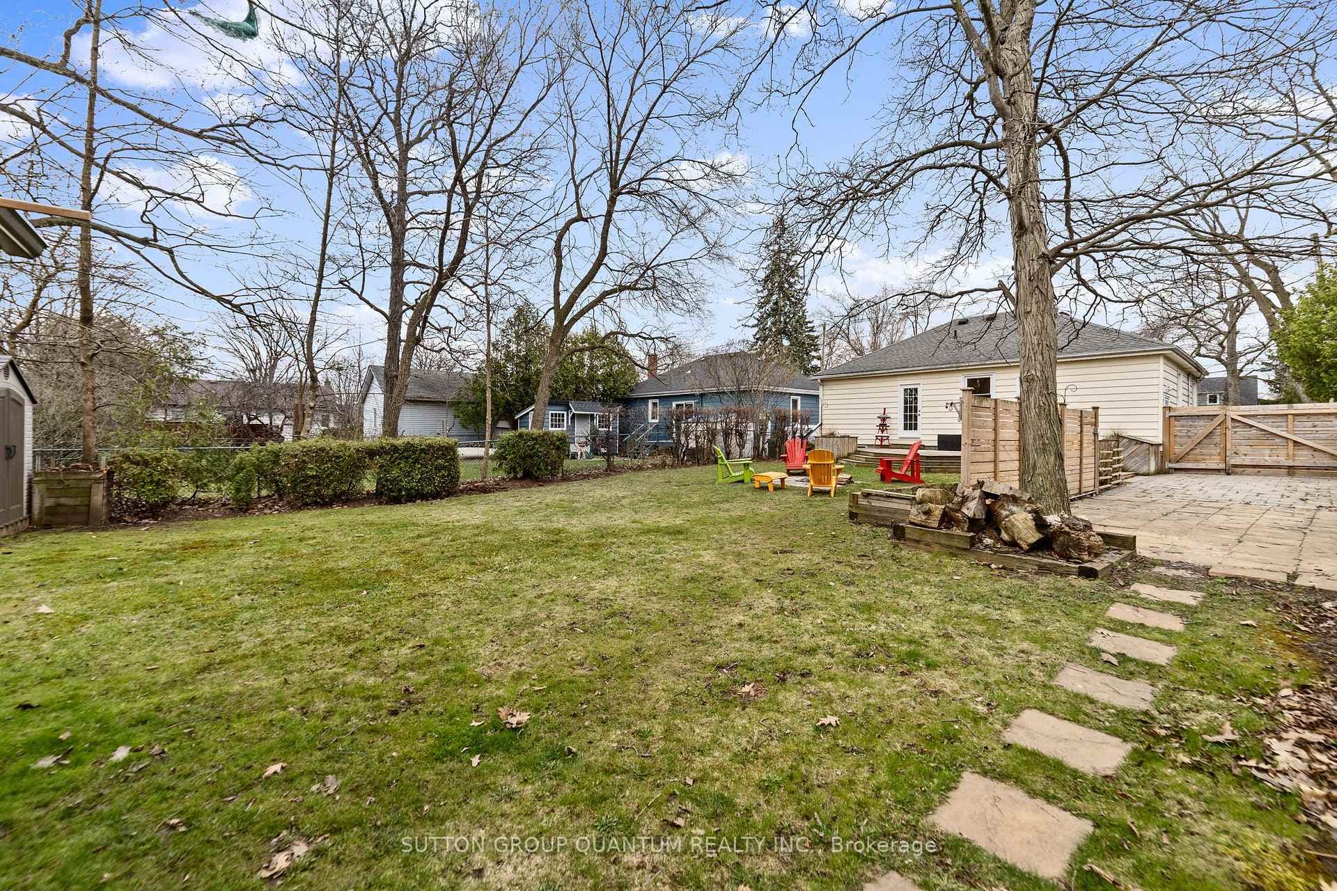 407 Queen Mary Drive photo 37