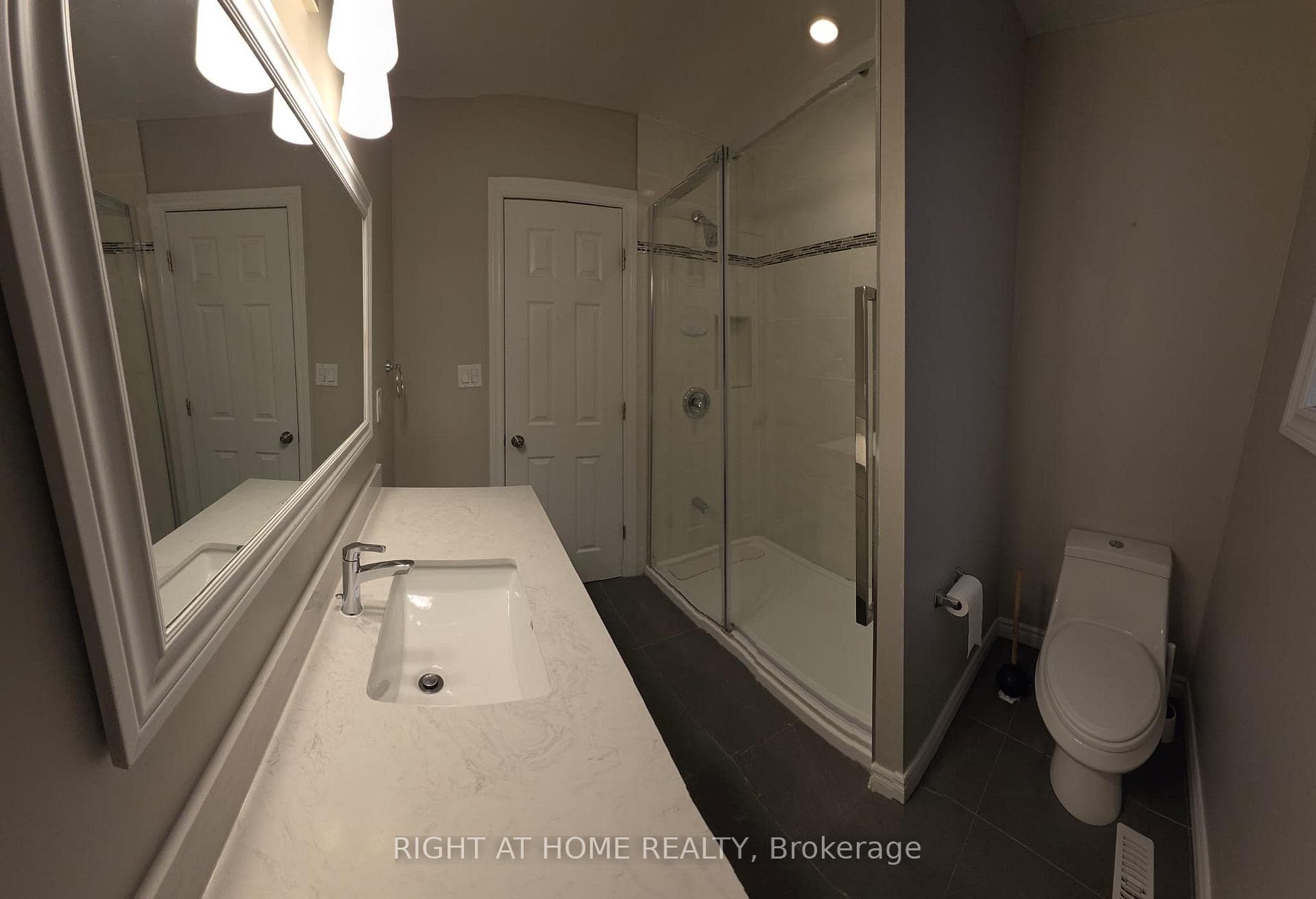 Master ensuite bathroom