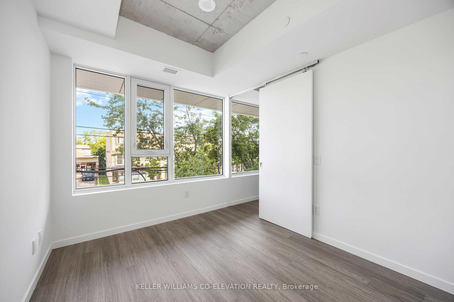 689 The Queensway Street Unit 220 photo 12