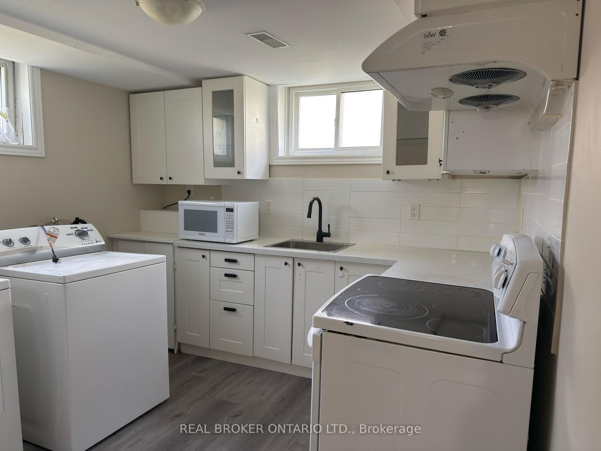 311 WALLACE Avenue Unit Lower photo 4