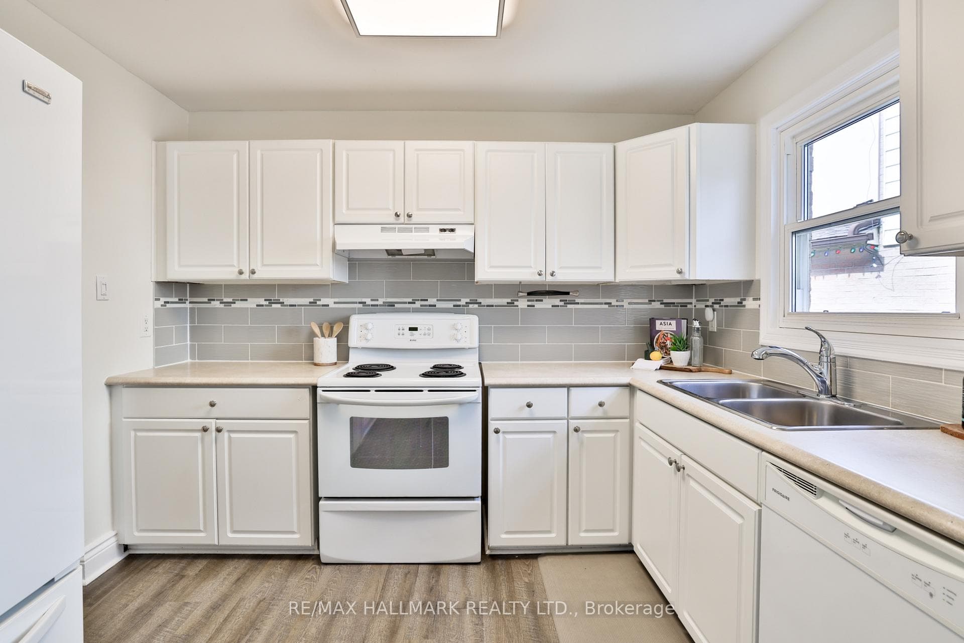 192 Martindale Crescent photo 10