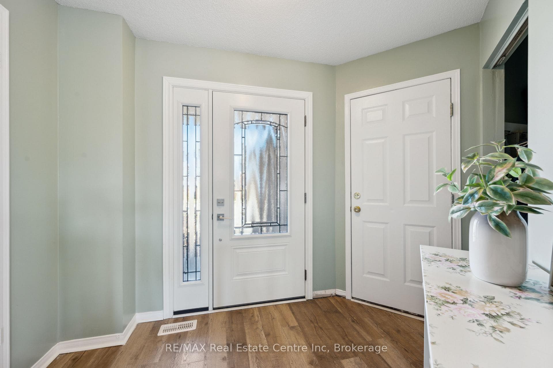 146 Lee Street photo 5