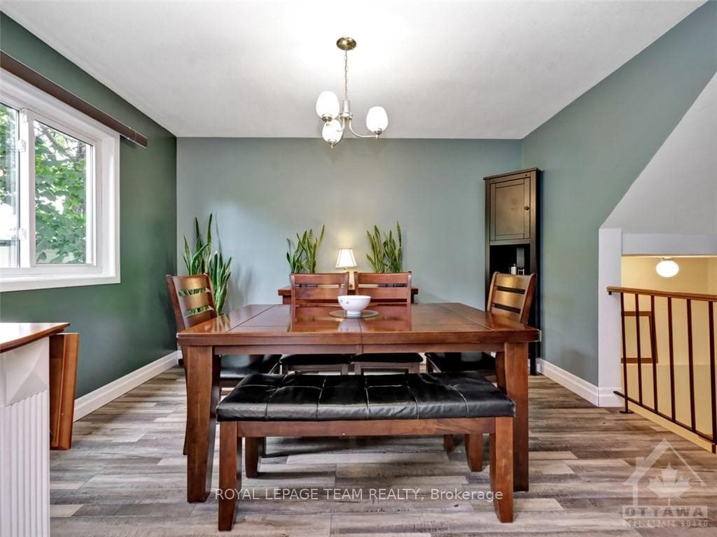 1690 SAXONY Crescent photo 12