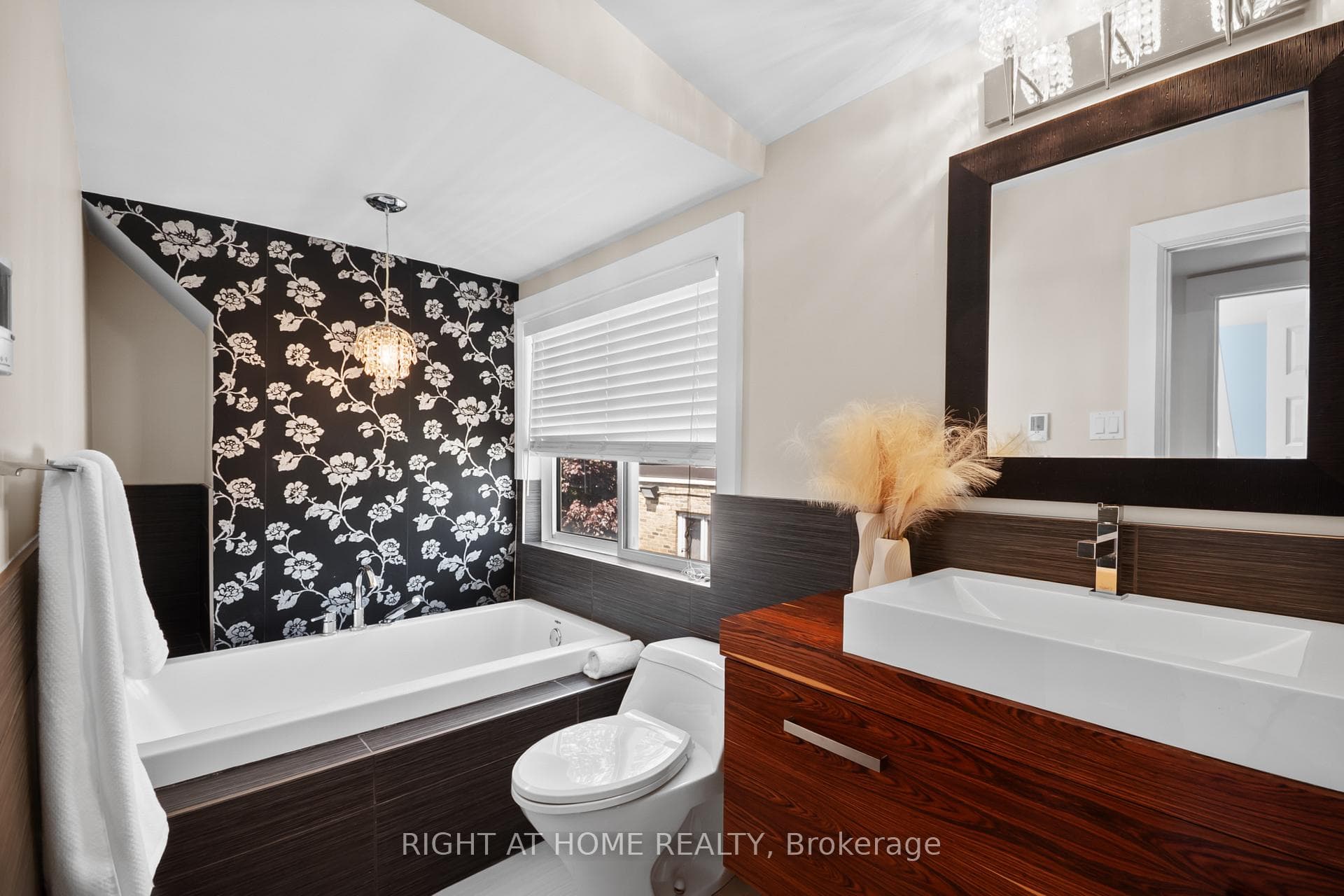455 St James Street photo 15