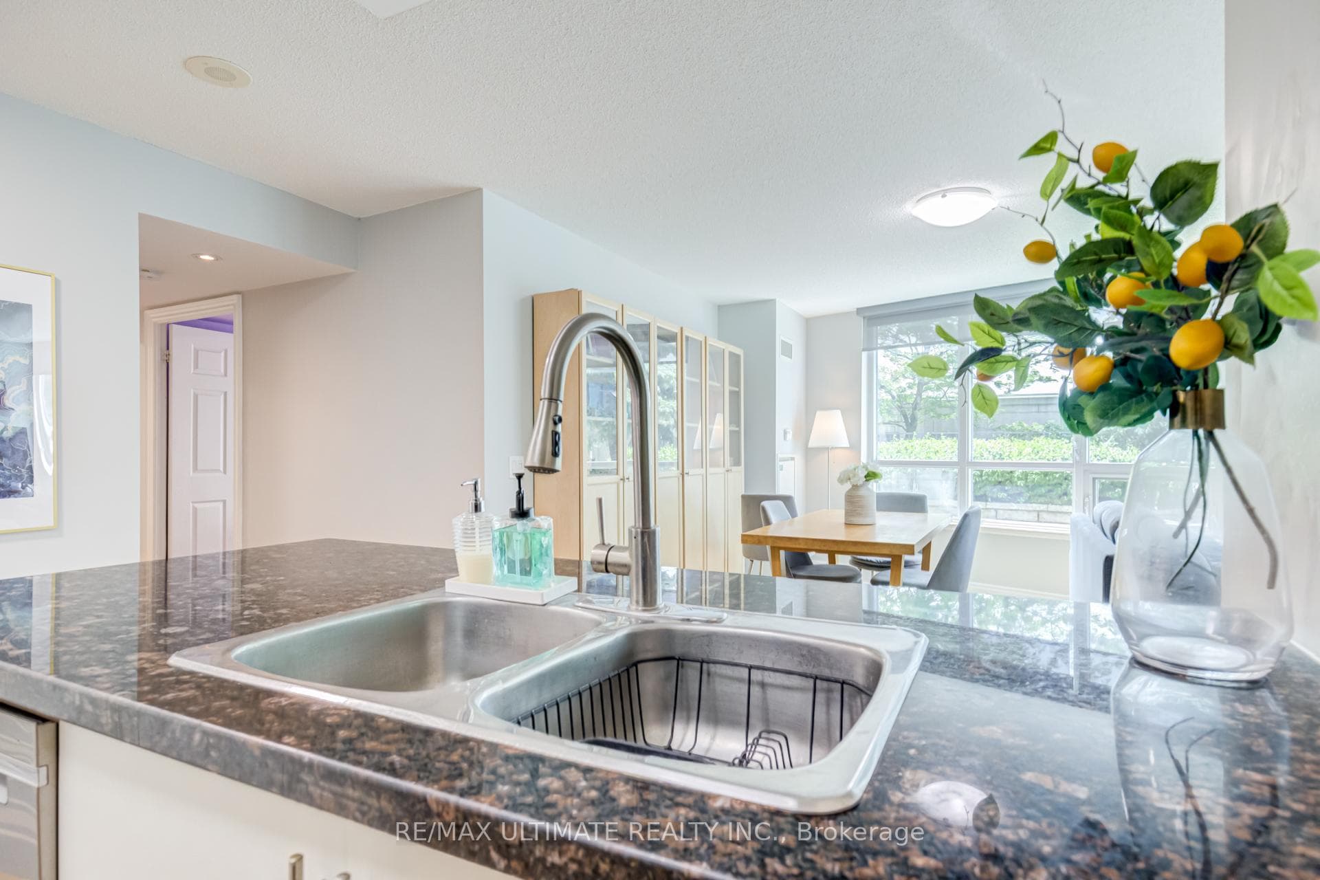 25 Greenview Avenue Unit 319 photo 8