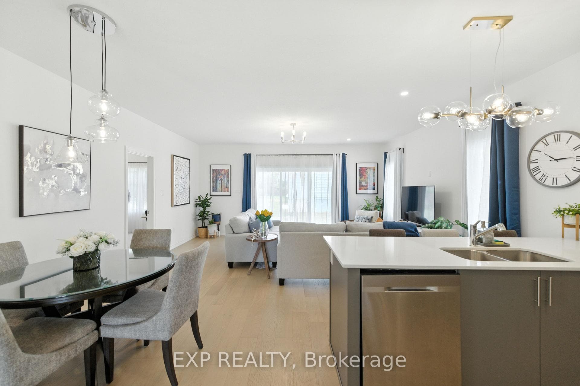 202 DOWSLEY Crescent photo 6