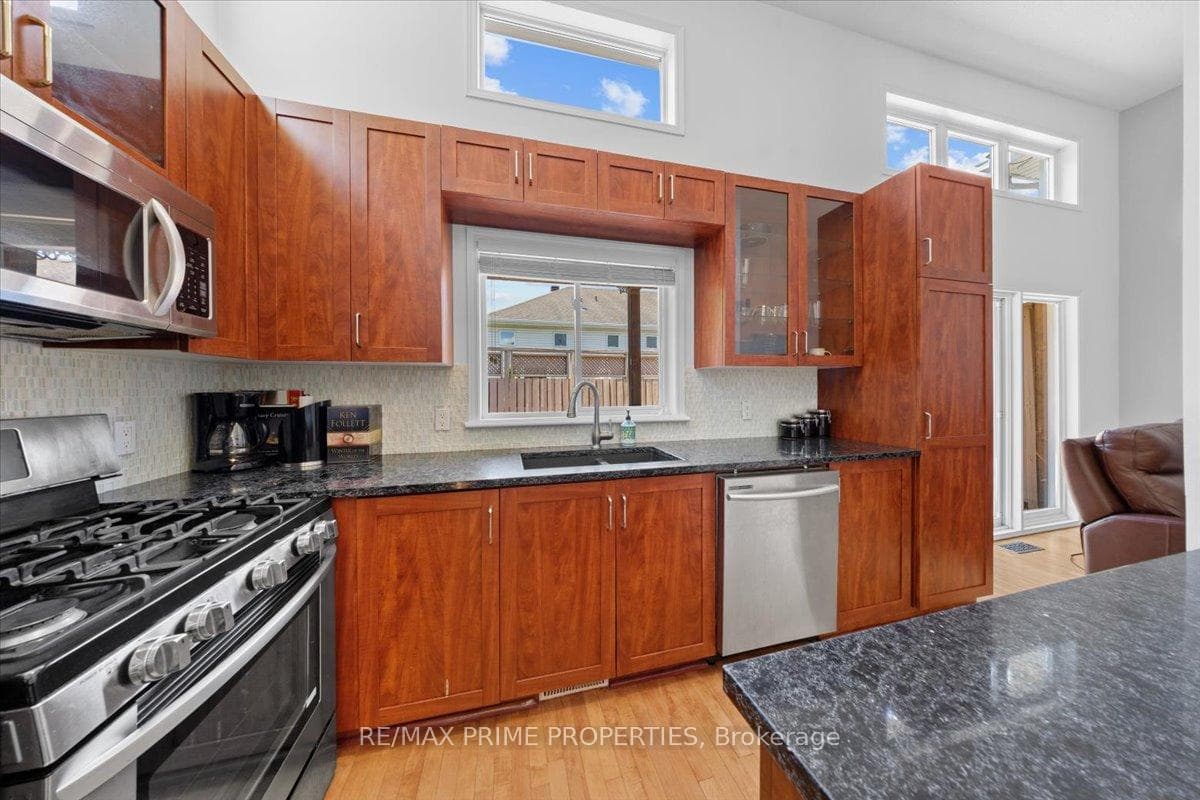 201 Gladeview Private photo 12