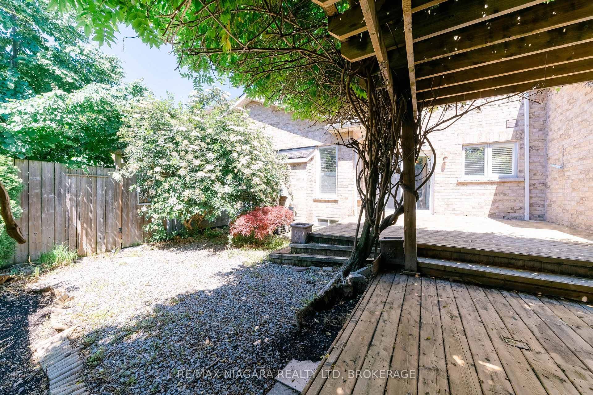 104 YOUNG Crescent photo 22