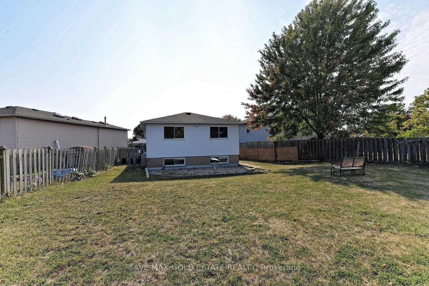 70 Lampman Crescent photo 28