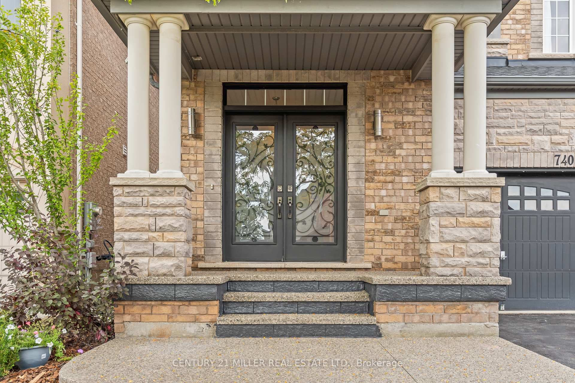 740 Casarin Crescent photo 3