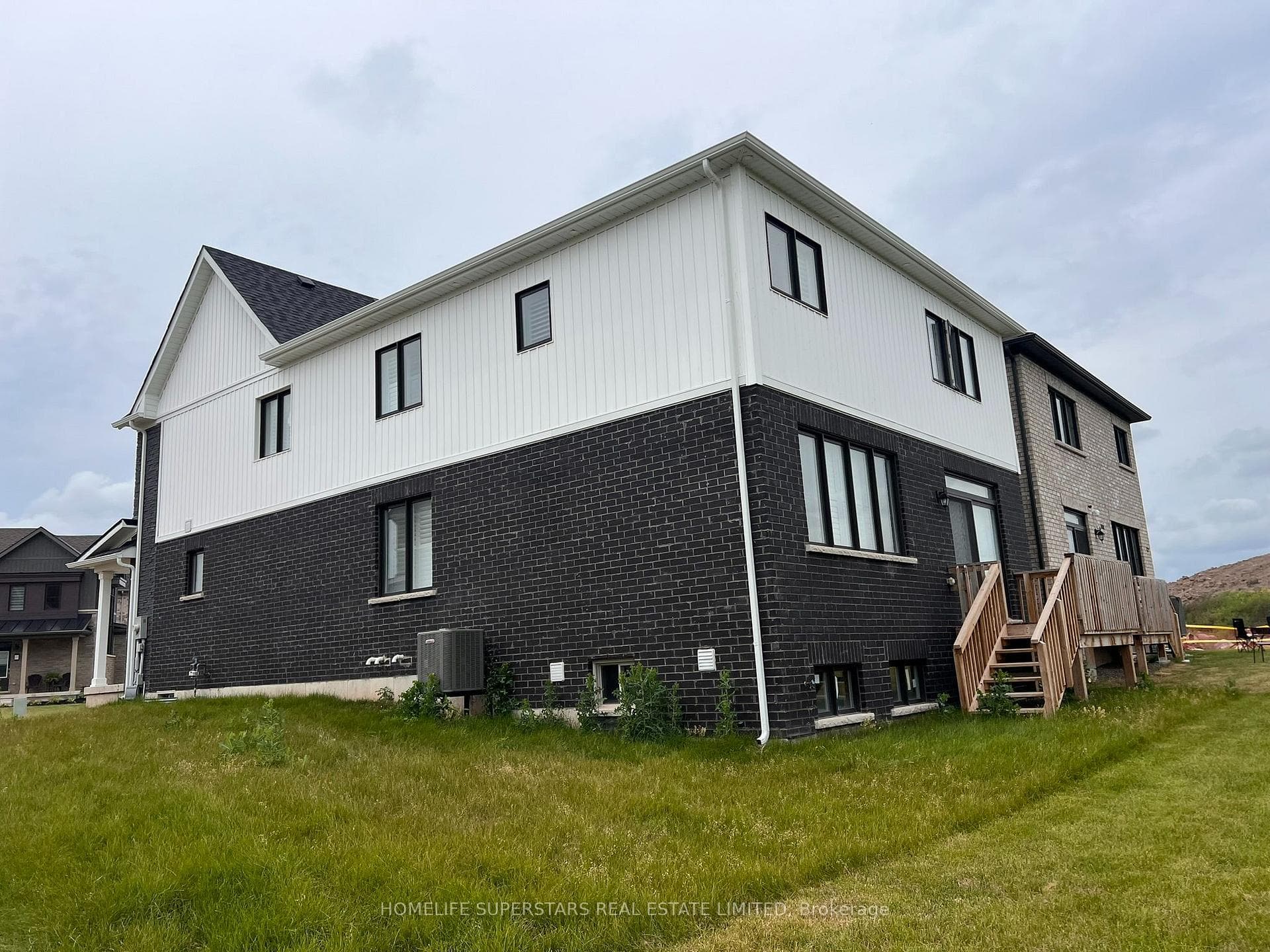 188 AVIRON Crescent photo 48