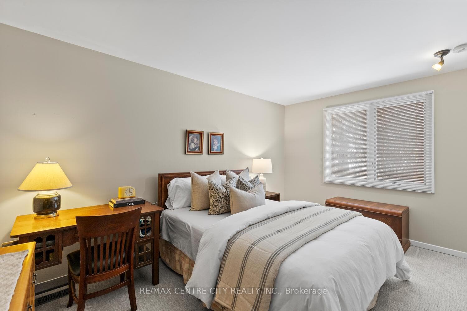 35 Pinegrove Crescent photo 31