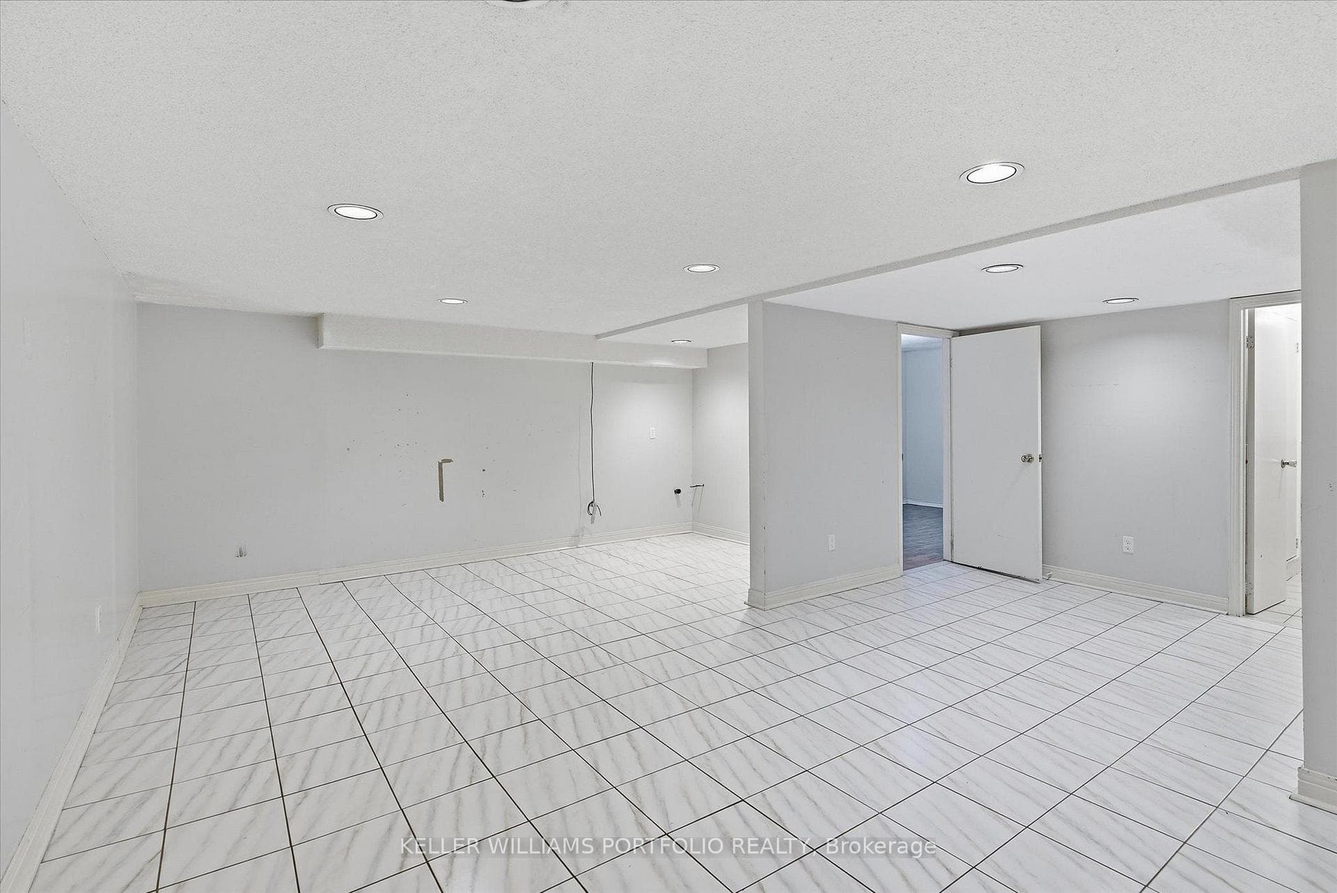 73 Jessica Gardens photo 36