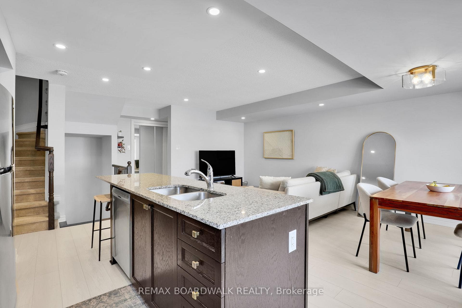 810 Mikinak Road photo 19
