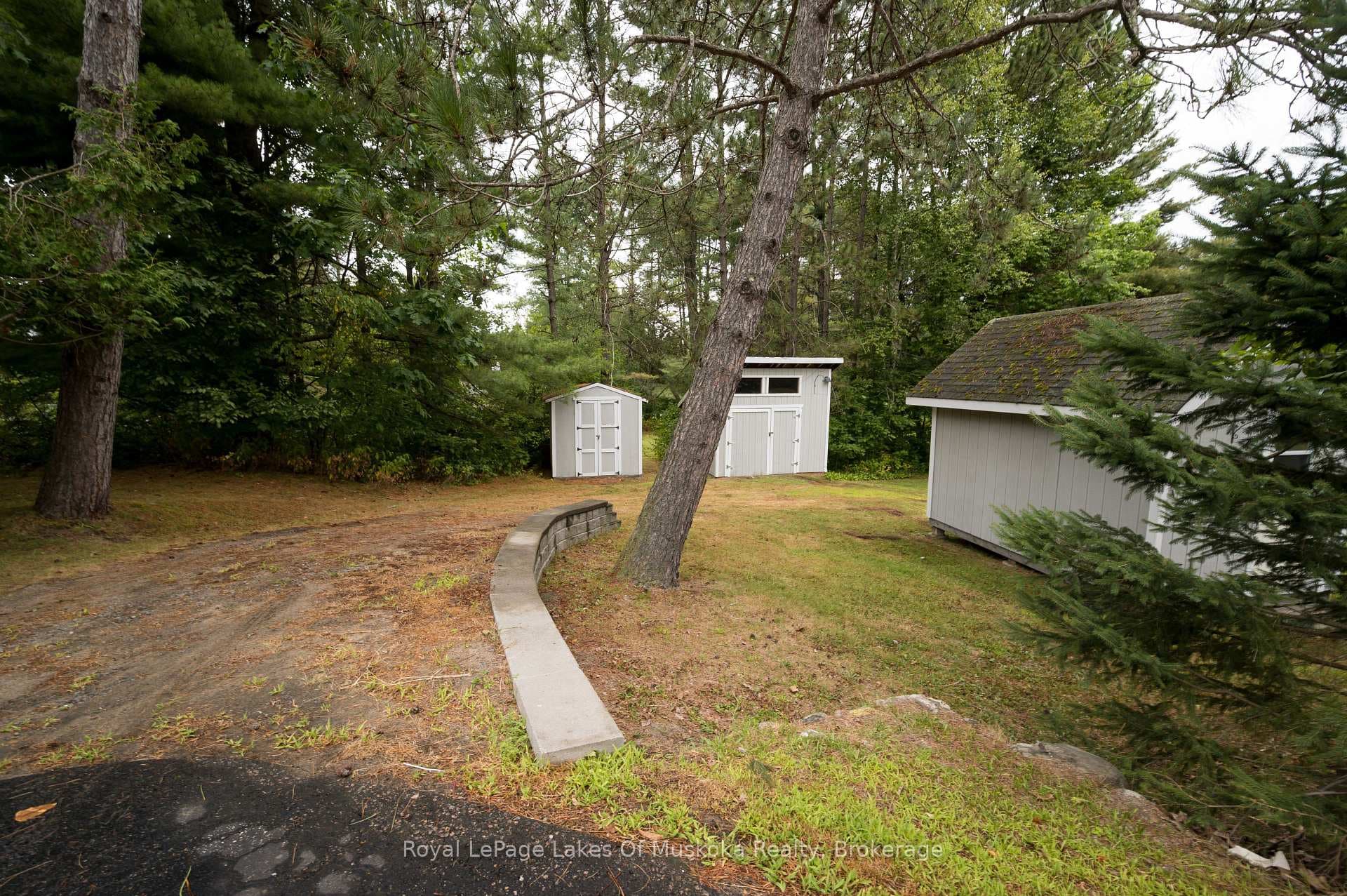 574 Ravenscliffe Road photo 39