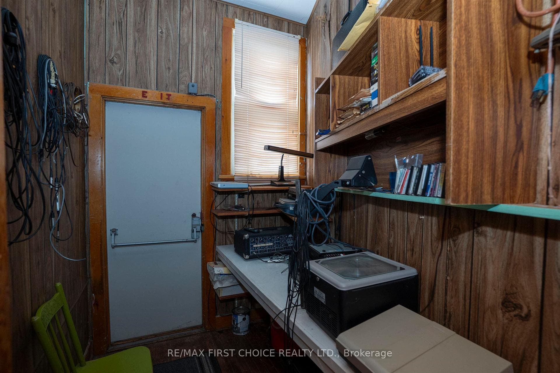 647 John Street photo 27
