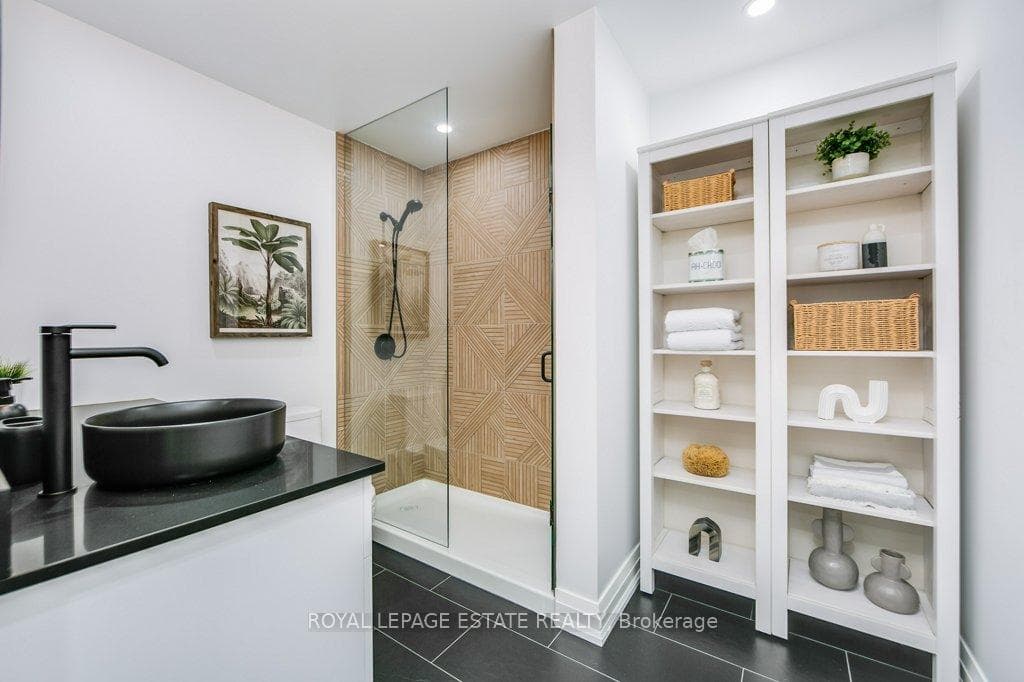 25 Herbert Avenue photo 42
