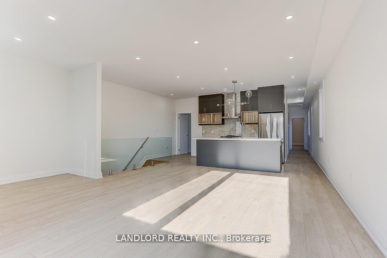 30 Lambton Avenue Unit Upper photo 7