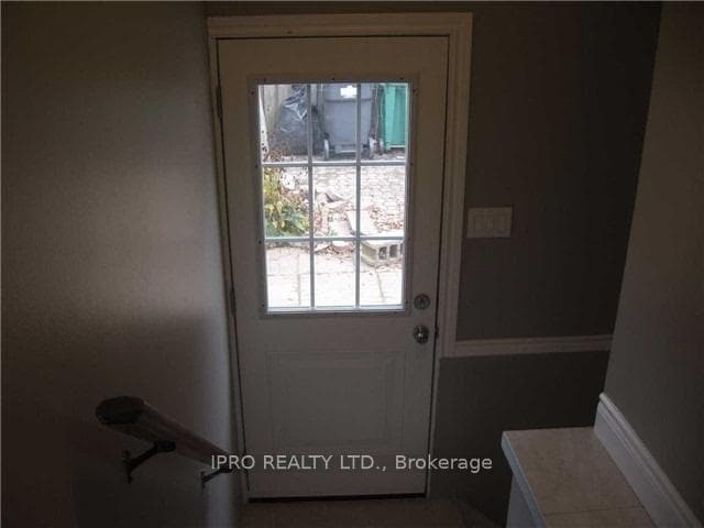 5 Sutherland Avenue Unit LOWER photo 2