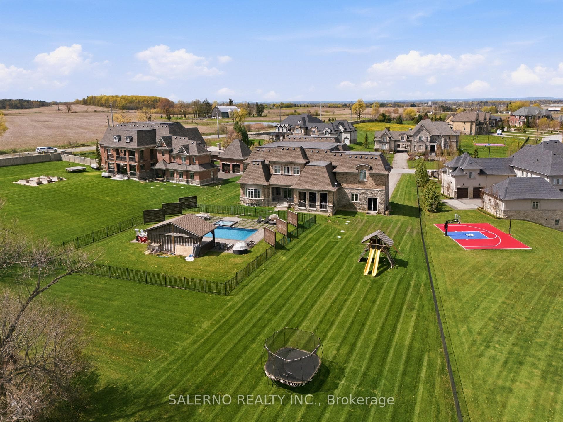 21 Stallions Court photo 48