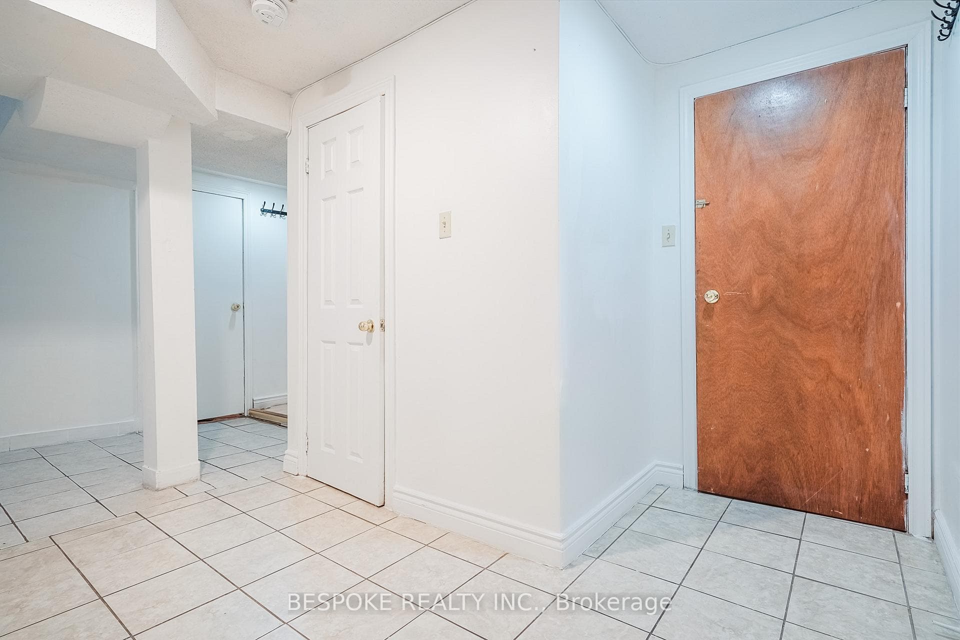 93 GLENTHORNE Drive Unit Basement photo 3