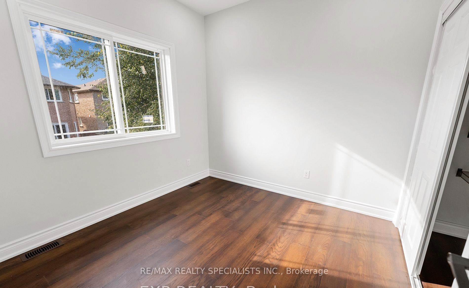 659 Roselaire Trail Unit 4 photo 15