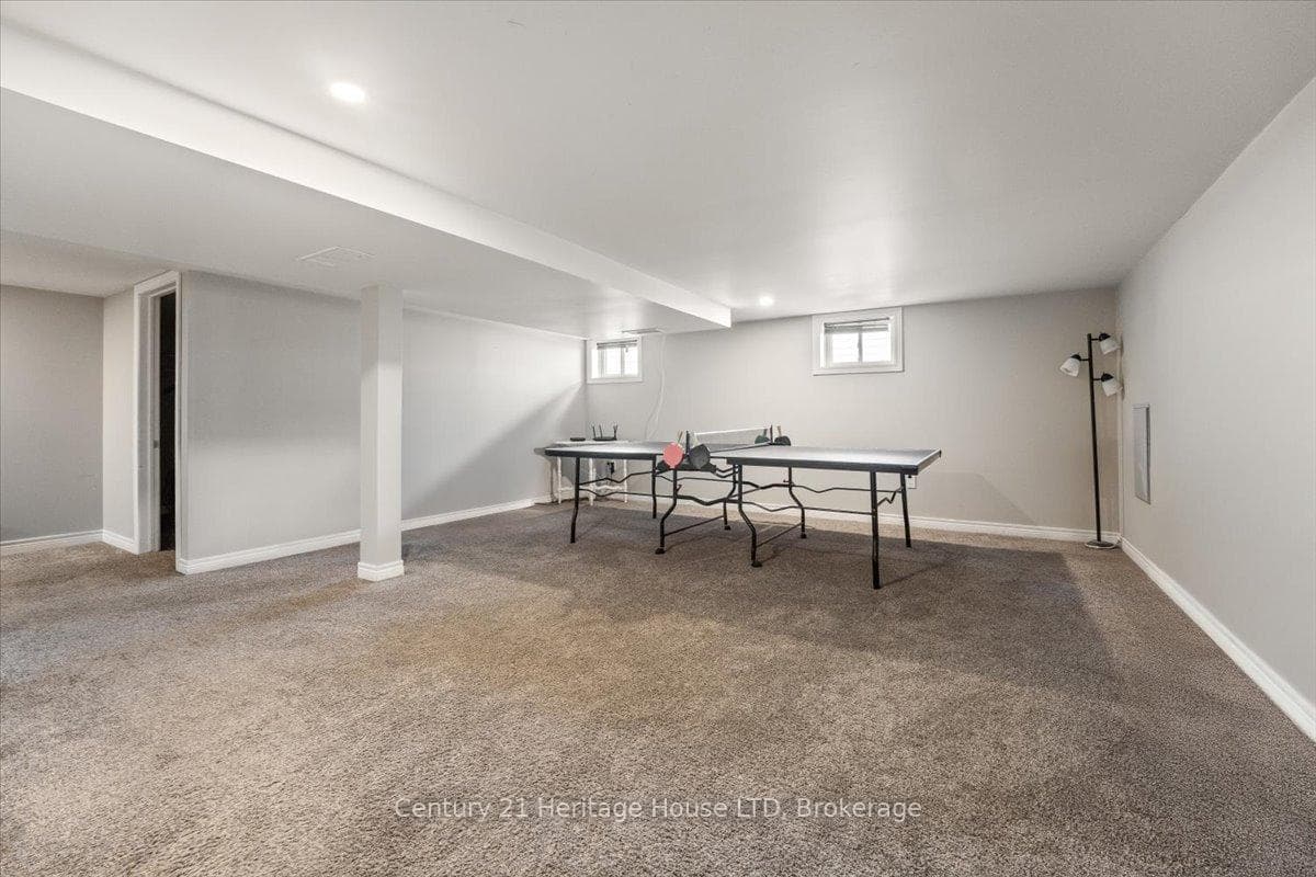 519 Clarence Street photo 22