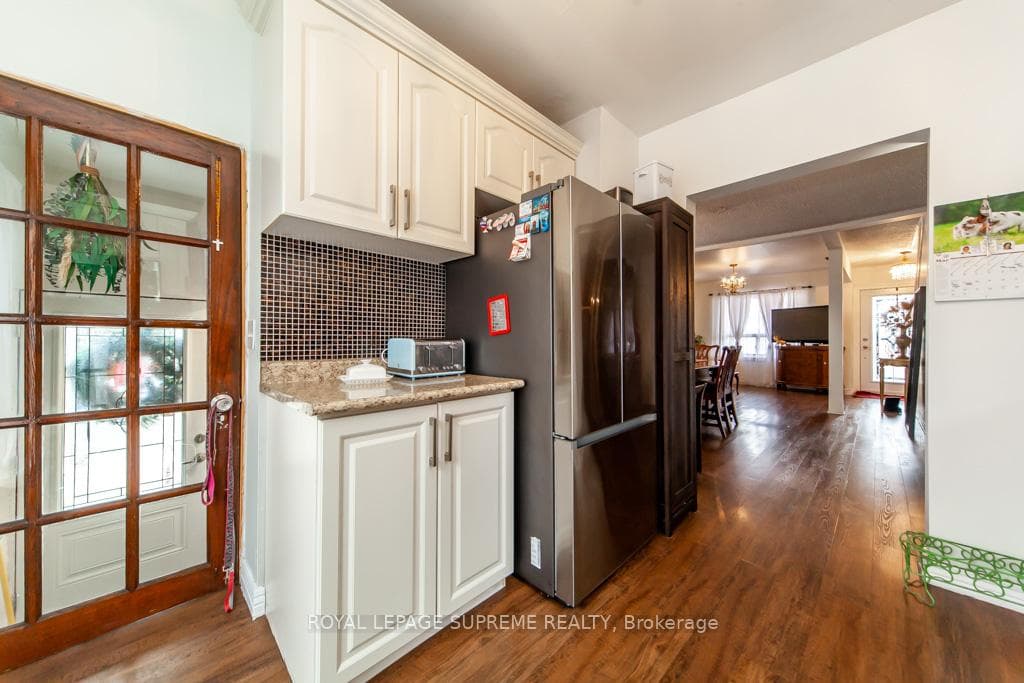 95 Silverthorn Avenue photo 12