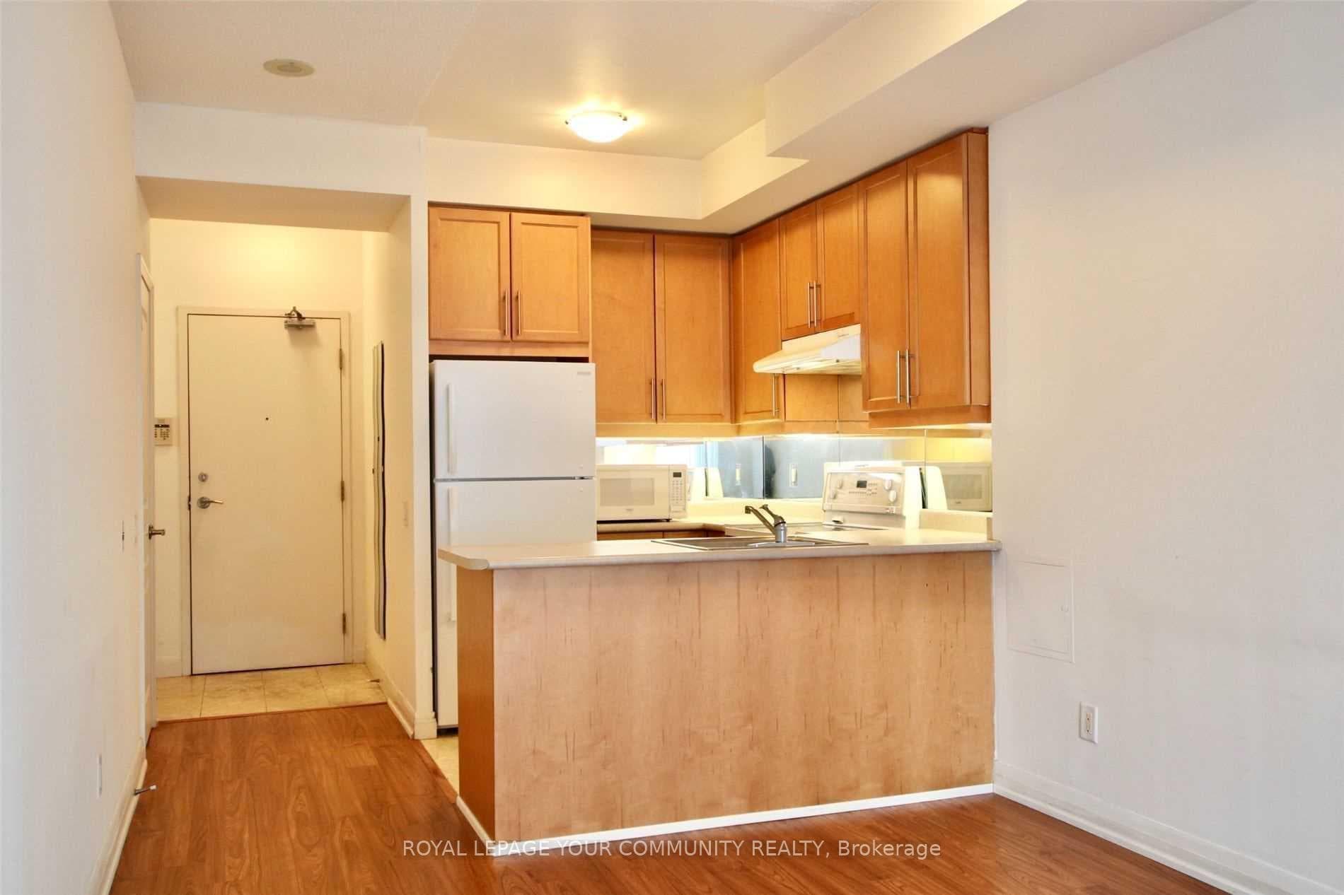 1121 Bay Street Unit 602 photo 4