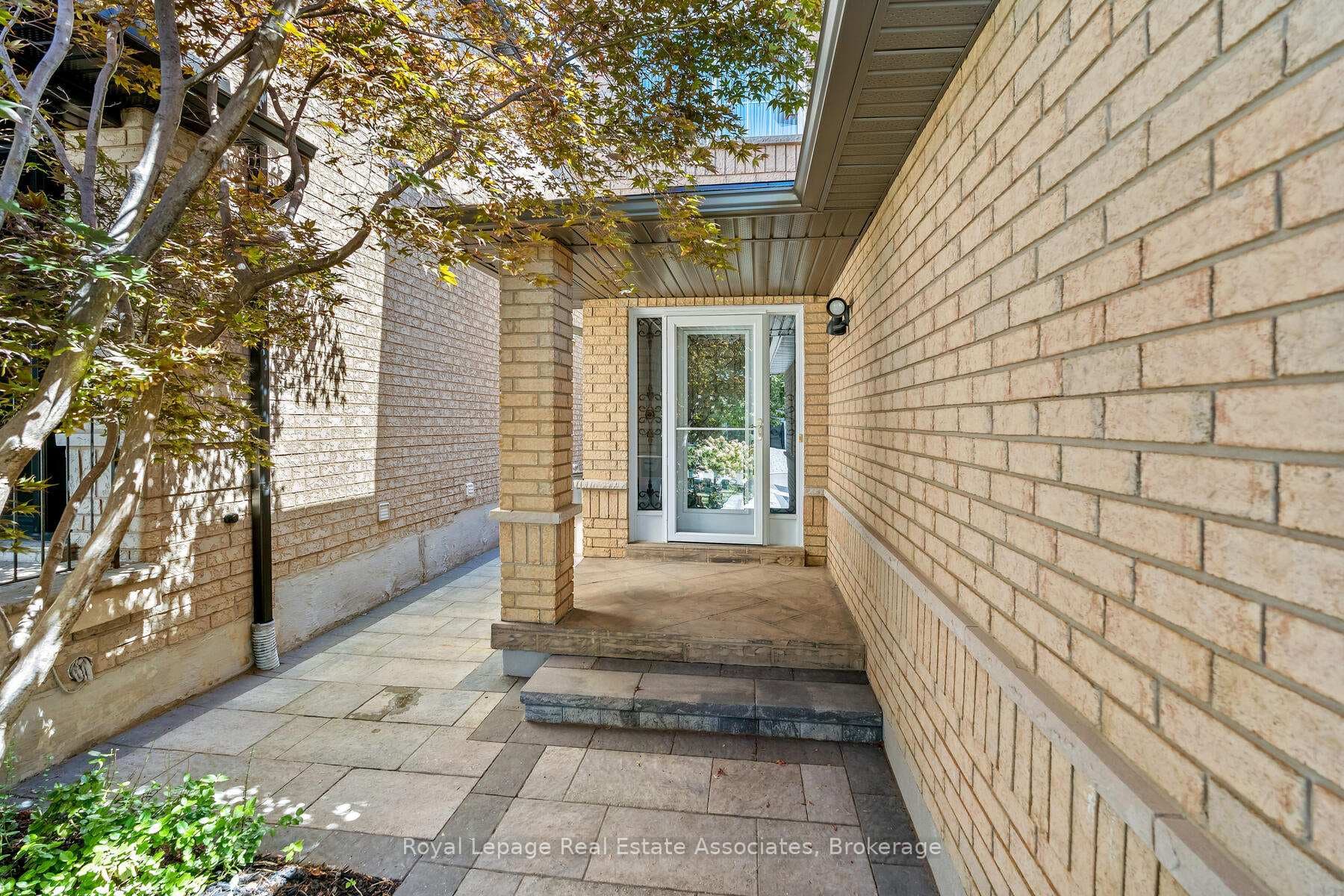 27 Royal Ridge Crescent photo 3