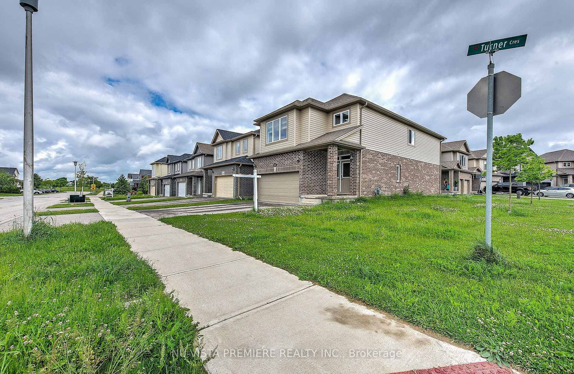 3238 Turner Crescent photo 3