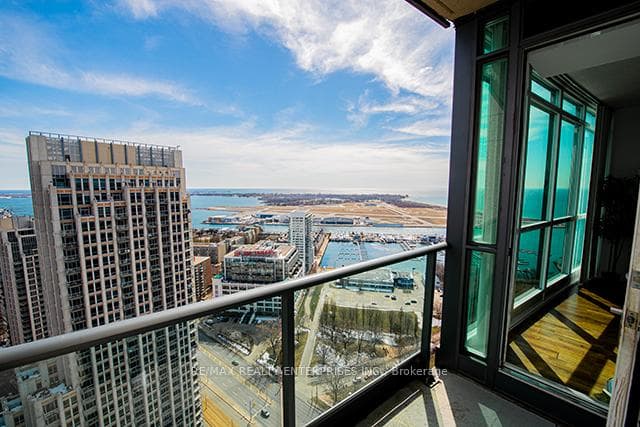 215 Fort York Boulevard Unit 3702 photo 16