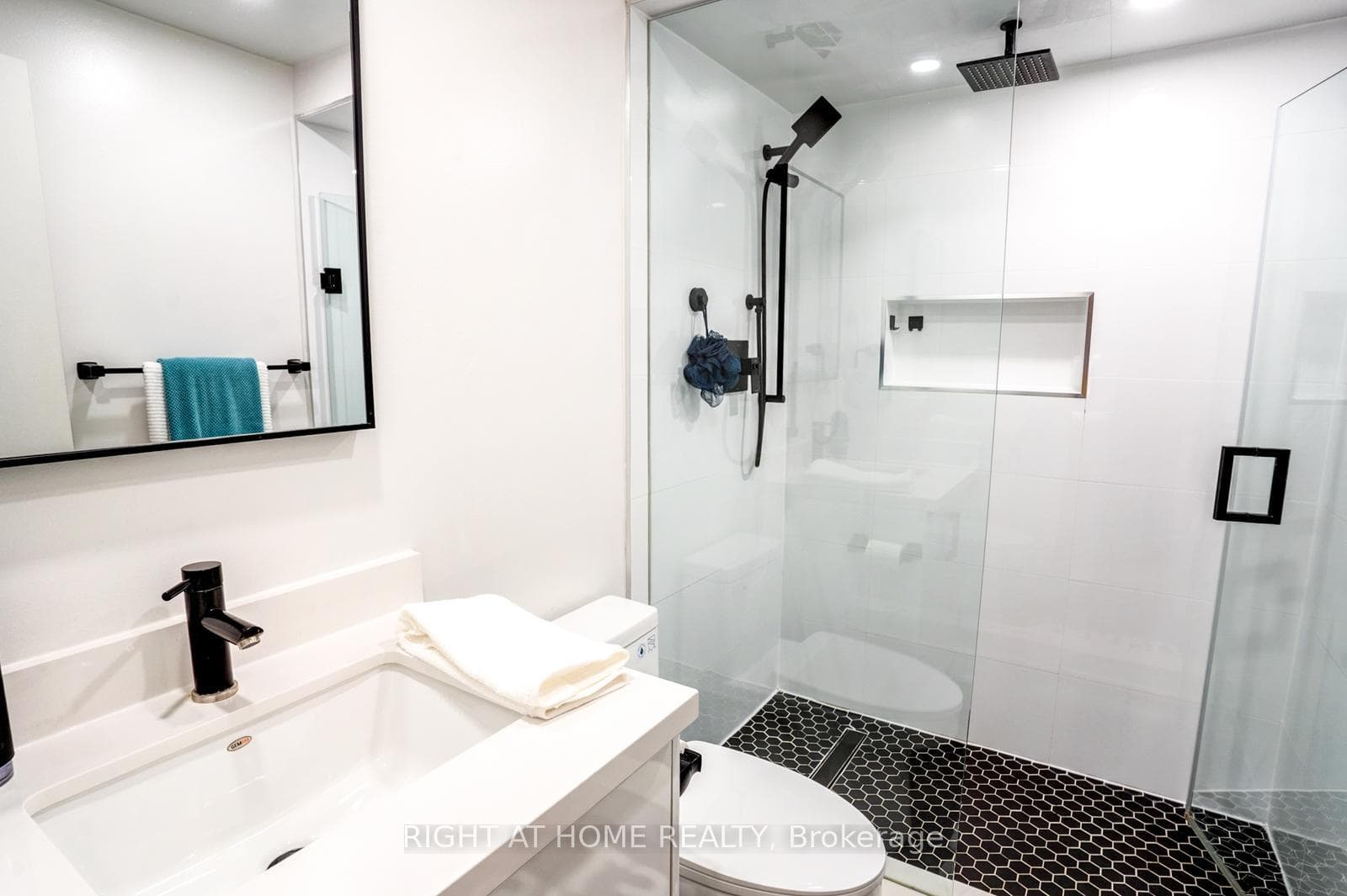 En-Suite (2022)