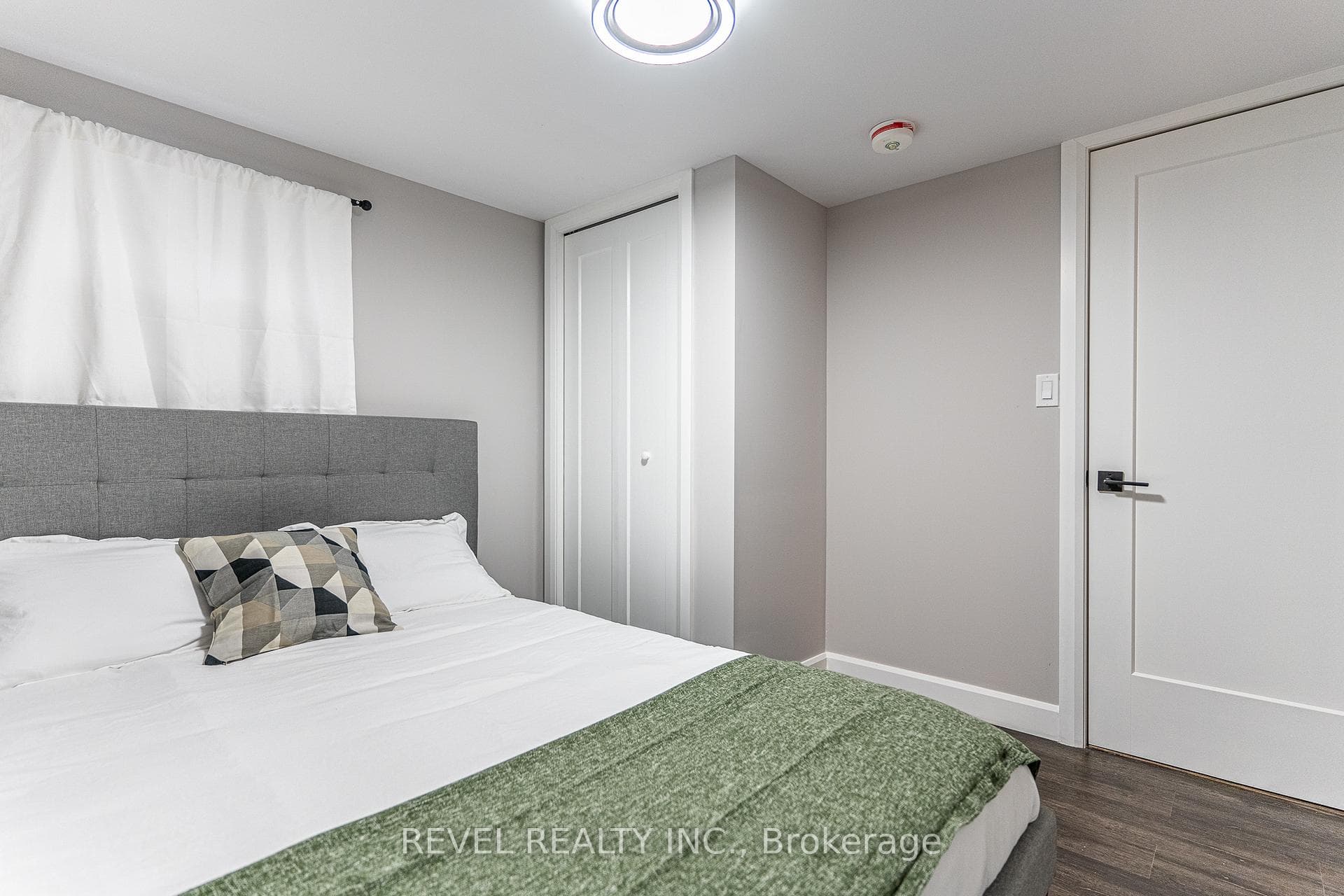 783 Queensdale Avenue Unit Lower photo 6