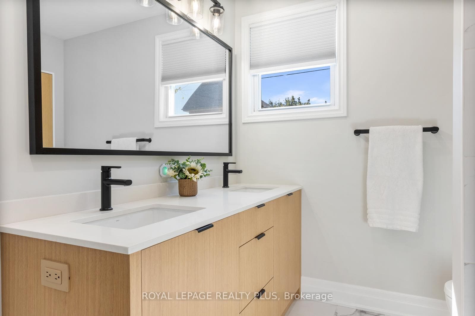250 Balmoral Avenue photo 14