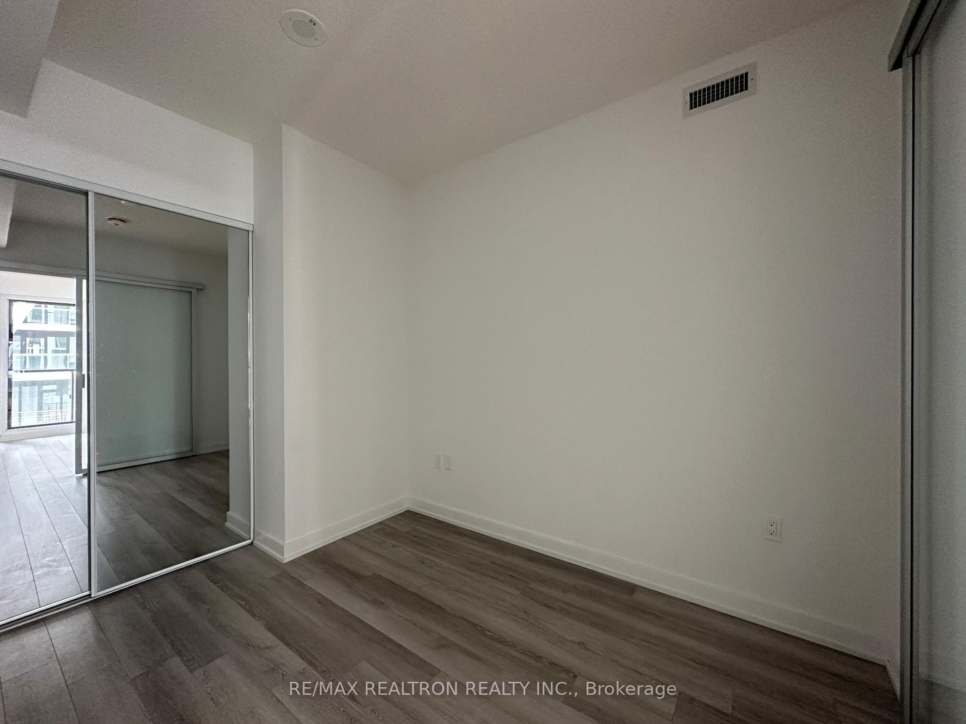 238 Simcoe Street Unit 808 photo 9