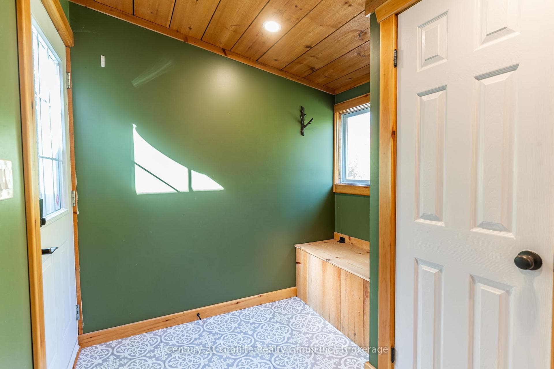 1297 Hamilton Road photo 7