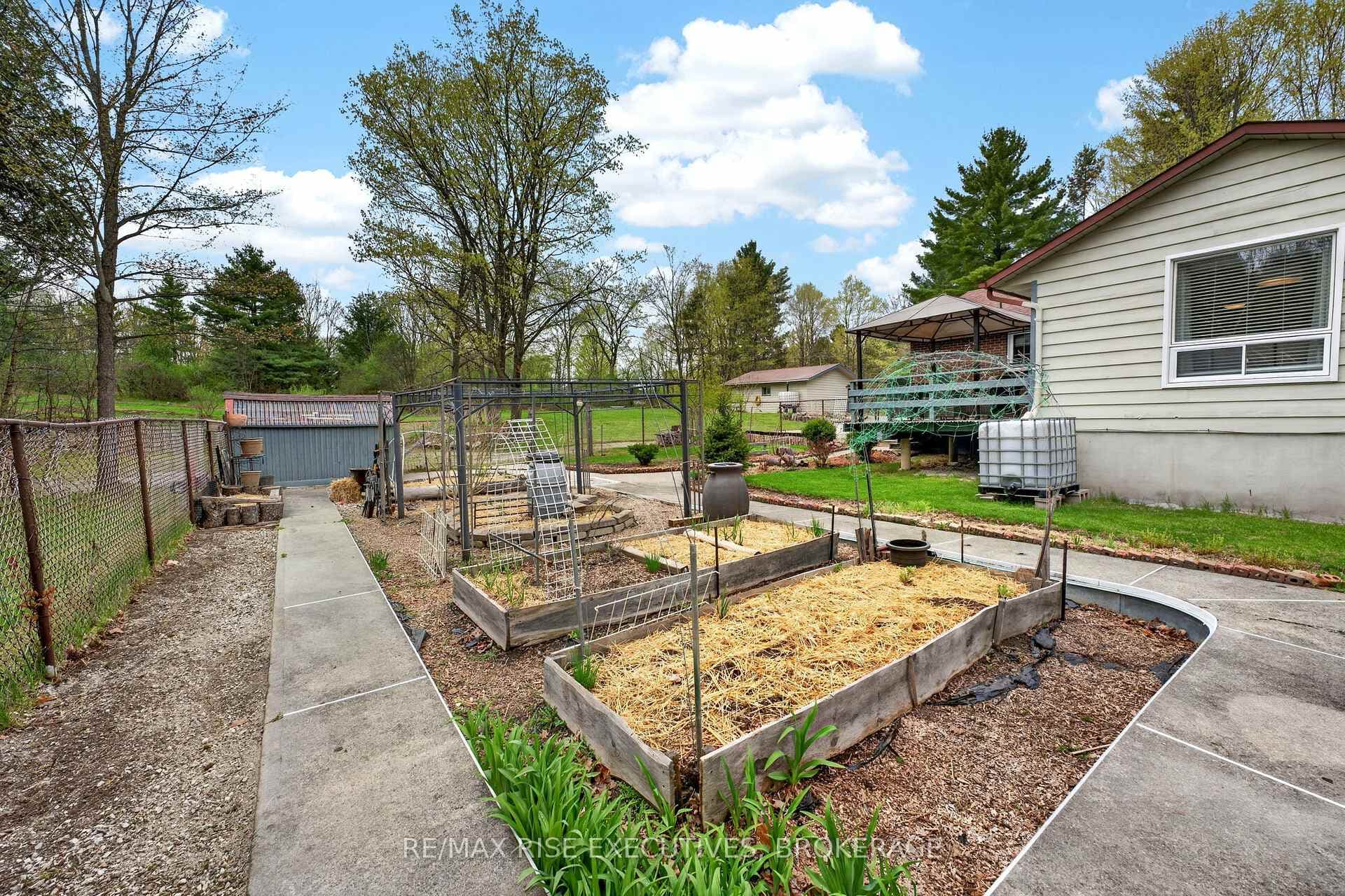 2405 Rideau Ferry Road photo 41