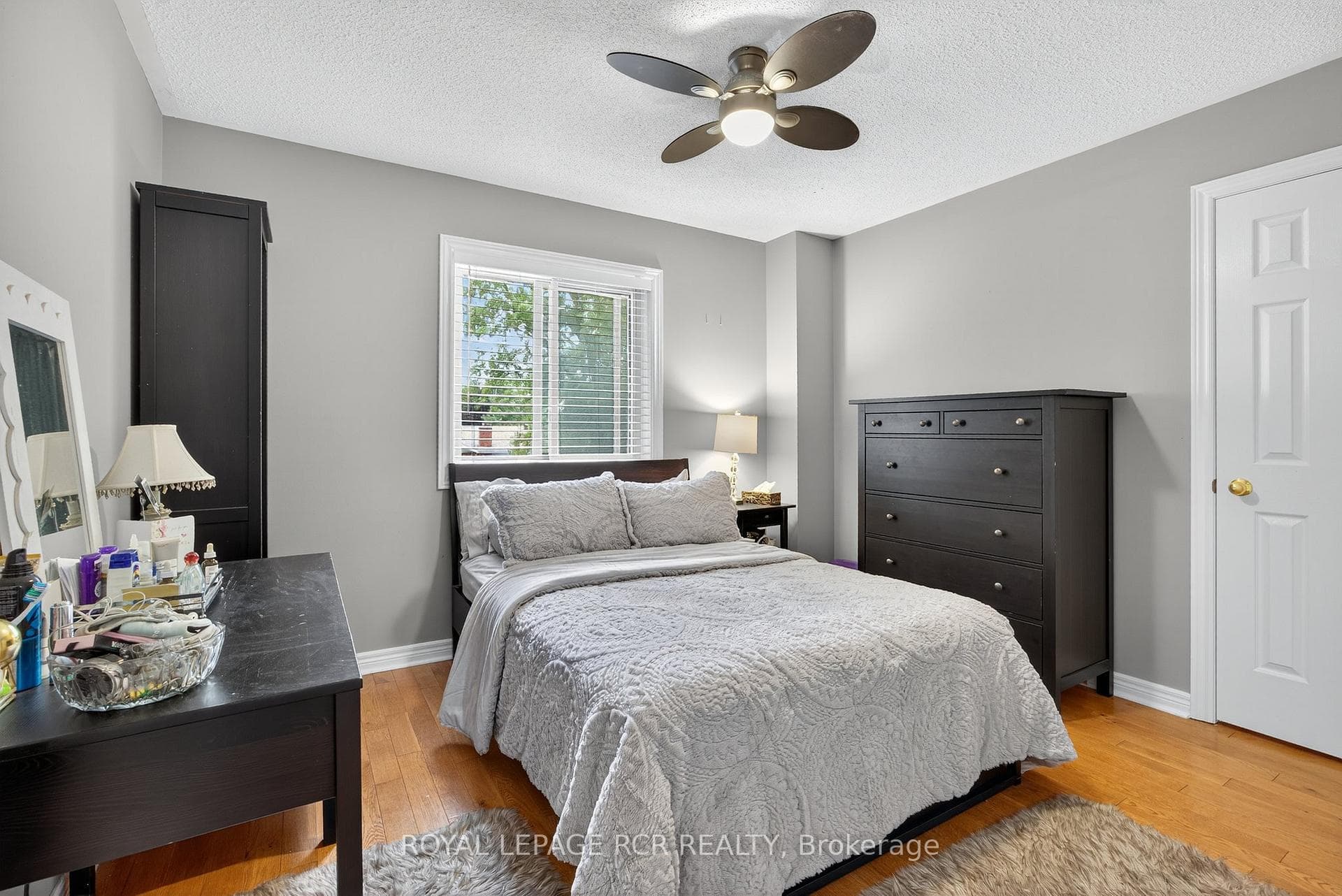 2 Dungey Crescent photo 28