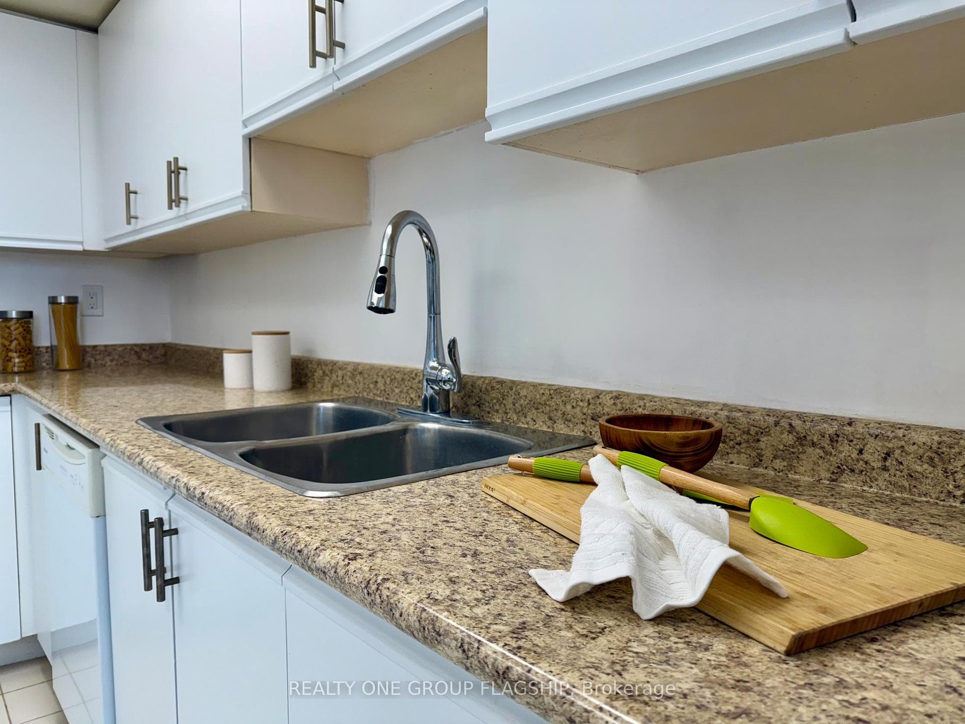 30 Harding Boulevard Unit 609 photo 20