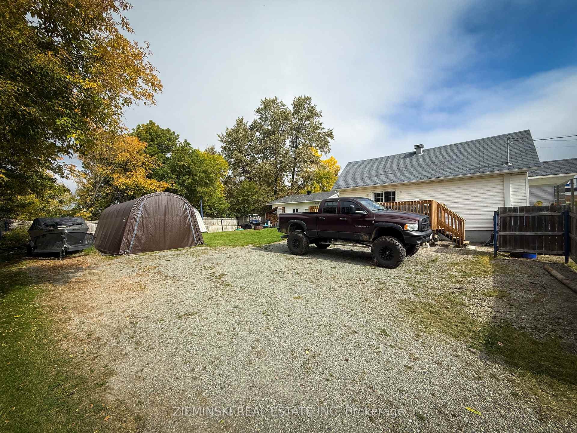216 Powerline Avenue photo 3
