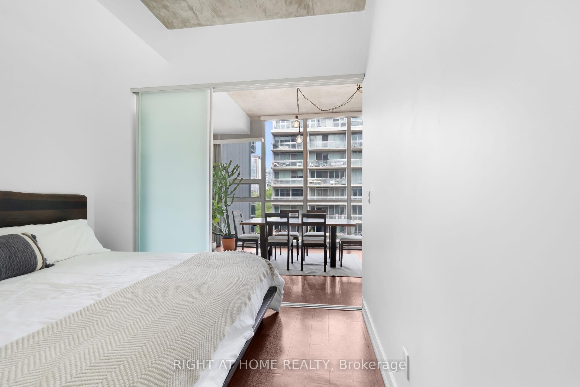 60 Bathurst Street Unit 610 photo 4